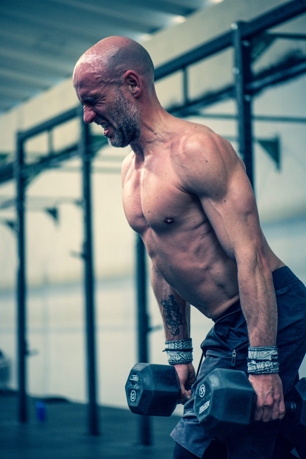 Personal Trainer a treinar com halteres, ginásio em Lisboa